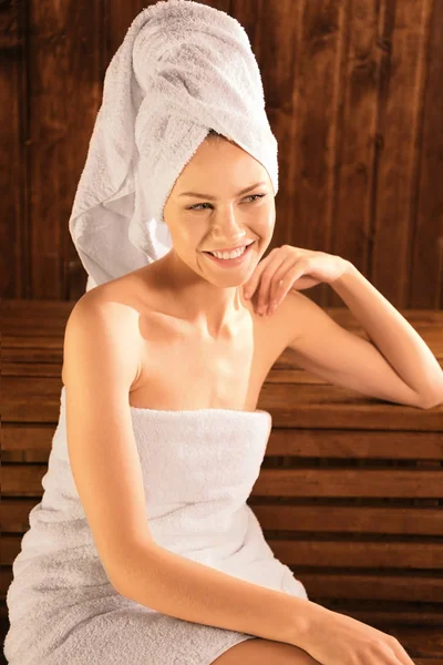 Jonge vrouw in sauna — Stockfoto