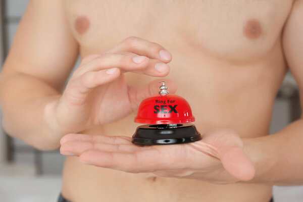 Мужчина звонит в секс-колокол
