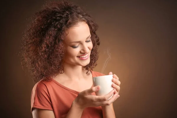 年轻女子拿着一杯咖啡 — 图库照片