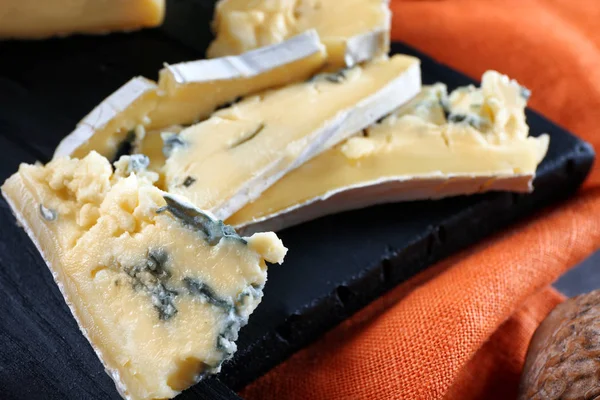 Queso azul sobre tabla de madera — Foto de Stock