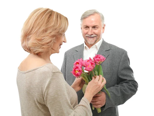 Hombre Mayor Dando Flores Esposa Sobre Fondo Blanco — Foto de Stock