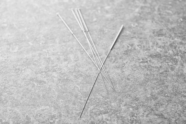 Aiguilles pour acupuncture sur gris — Photo