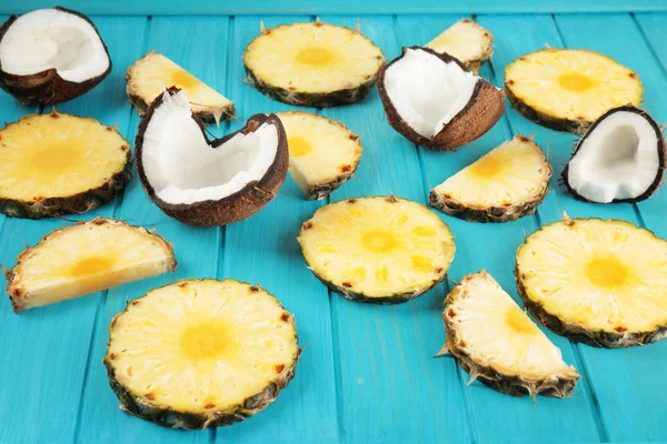 Fatias frescas de coco e abacaxi — Fotografia de Stock