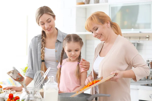 Wanita dengan ibu dan anak memasak — Stok Foto