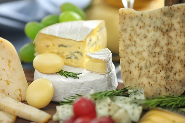 Farklı peynir türleri. — Stok fotoğraf