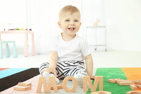 Schattig klein kind — Stockfoto