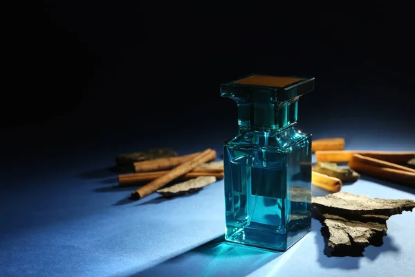Композиція з сучасними чоловічими парфумами — стокове фото
