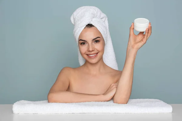 Jeune femme après le bain avec crème — Photo