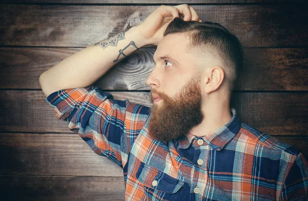 Ung Bearded Man Trä Bakgrund — Stockfoto