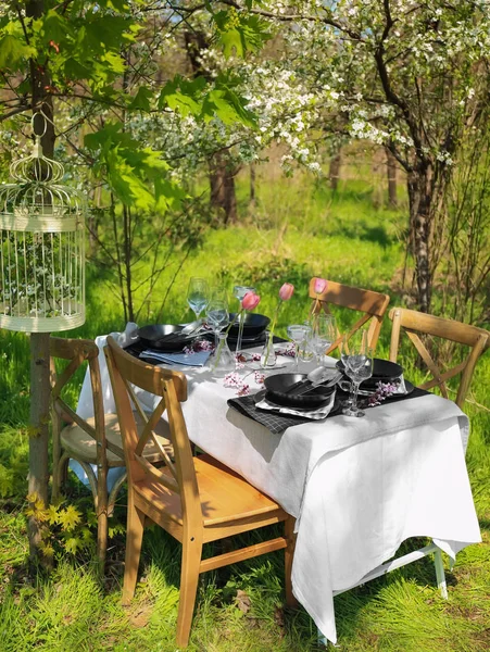 Ajuste de mesa con vidrio se encuentra un — Foto de Stock