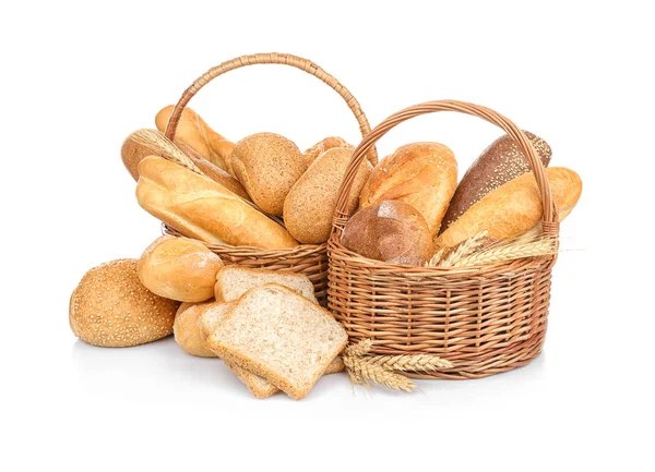 Taze ekmek ile hasır sepet — Stok fotoğraf