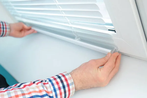 Man installing window blinds — Stock Photo, Image