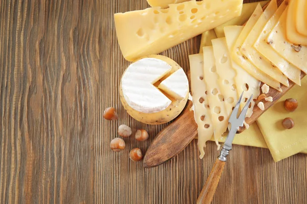 Разнообразие сыра на столе — стоковое фото