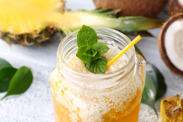 Mason jar med ananas cocktail — Stockfoto