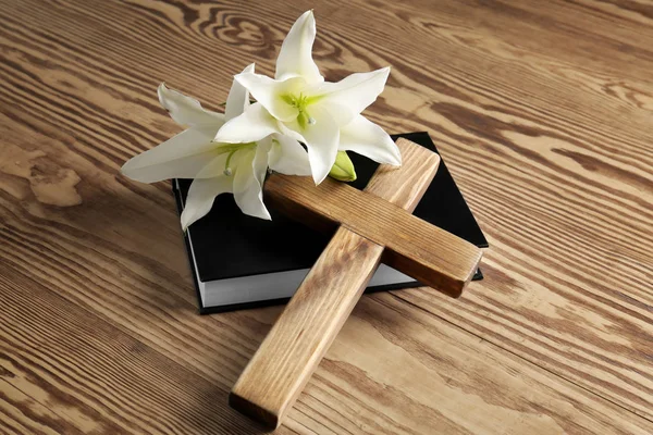 Wooden cross on table — Stock Photo, Image