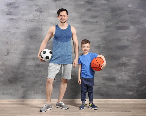 Pai e filho com bolas — Fotografia de Stock