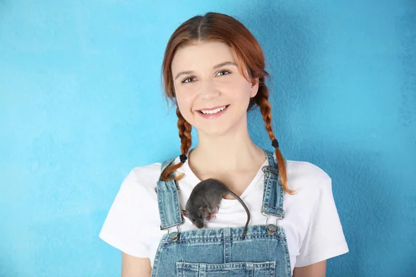 Teenager girl with funny rat — Stock Photo, Image