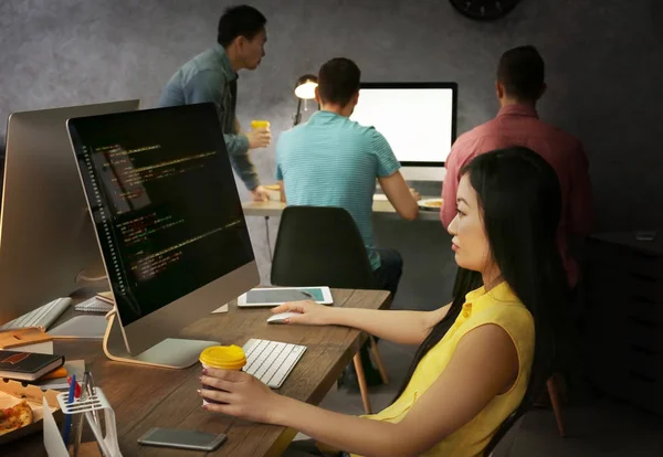 Joven programador trabajando en la oficina — Foto de Stock