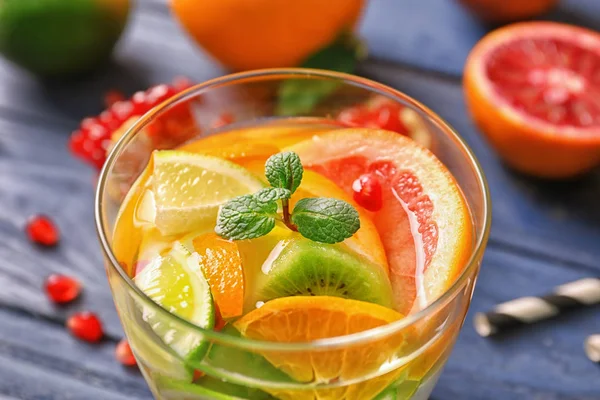Refreshing cocktail and citrus fruits — Stock Photo, Image
