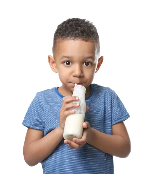 Afrikalı Çocuk içme yoğurt — Stok fotoğraf