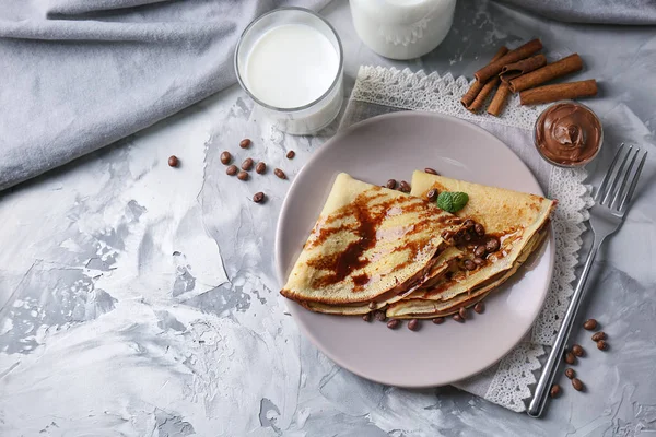 Deliciosas panquecas e molho de chocolate — Fotografia de Stock