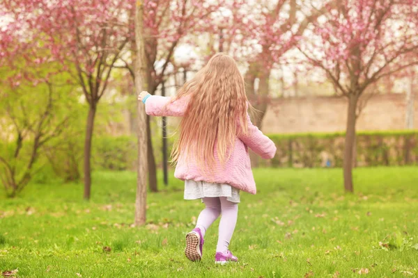 Jolie fille marche dans le parc — Photo