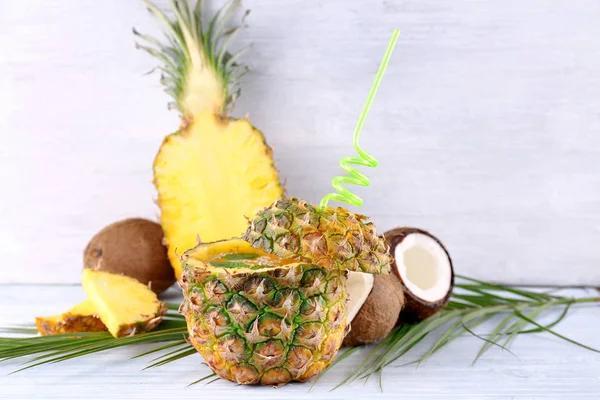 Cocktail aus Ananas und Kokosnuss — Stockfoto