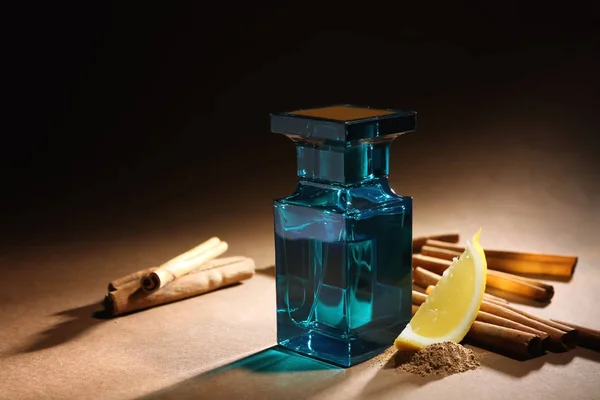 Kompozycja z nowoczesną perfumy męskie — Zdjęcie stockowe
