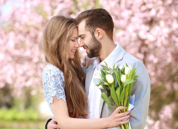 Jeune couple marchant dans le parc — Photo