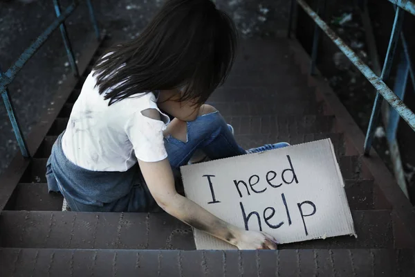 Pobre mujer pidiendo ayuda — Foto de Stock