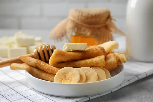 Heerlijke pannenkoeken en banaan — Stockfoto