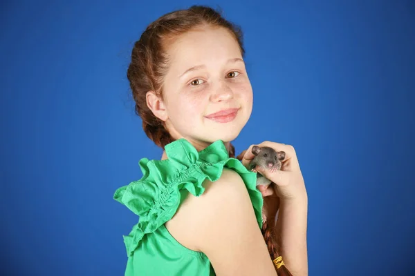 Schattig meisje met grappige rat op kleur achtergrond — Stockfoto