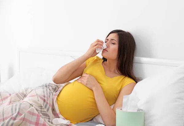 Kobieta w ciąży z alergią — Zdjęcie stockowe