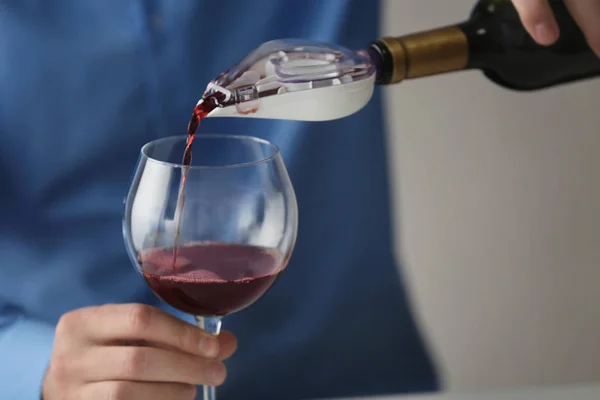 Sommelier pouring red wine — Stock Photo, Image