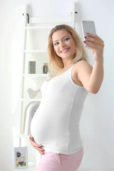 Donna incinta con smart phone — Foto Stock
