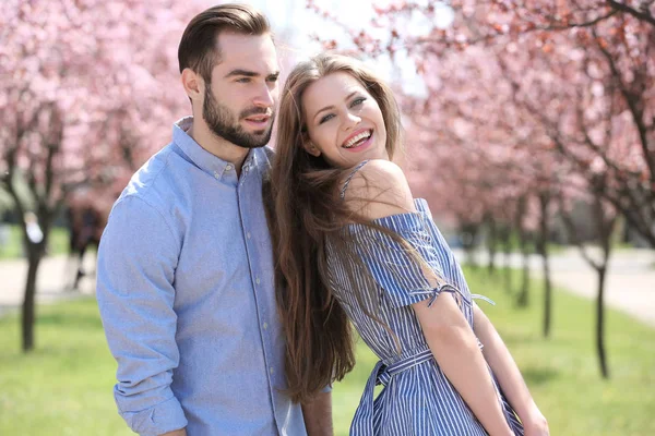 Jeune couple marchant dans le parc — Photo