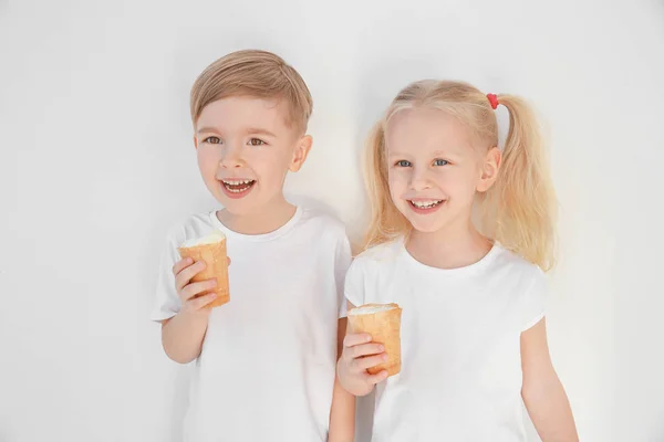 Kinderen die ijs eten — Stockfoto