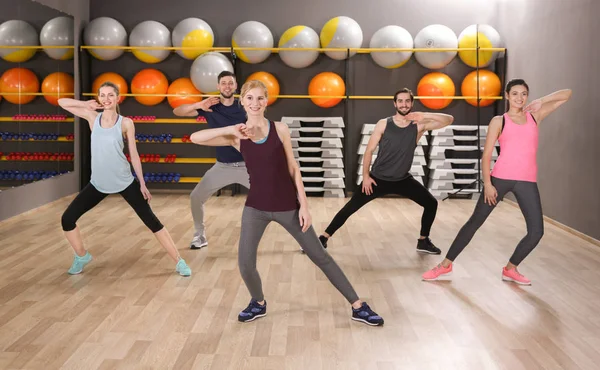 Junge Sportler trainieren im Fitnessstudio — Stockfoto