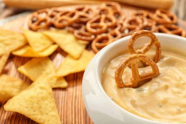 Tigela com molho de queijo de cerveja — Fotografia de Stock