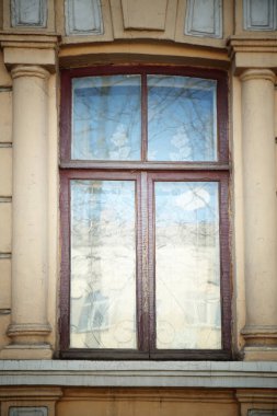 Kemerli ahşap pencere