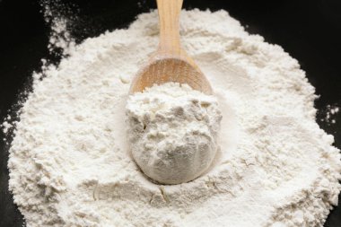 Buğday unu kaseden alarak 