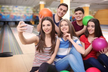 Selfie bowling kulüpte alarak arkadaşlar
