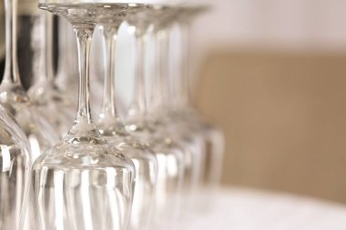 Boş kadehlerin kümesi