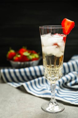Çilek ile kokteyl serinletici