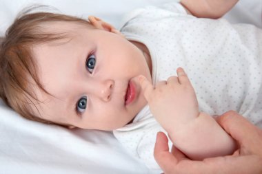 Anne kucağında bebek