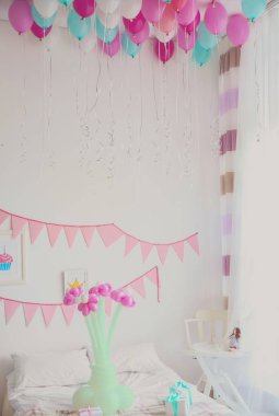  doğum günü partisi için dekore edilmiş Oda