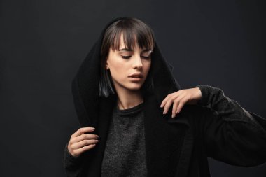 Karanlık arka planda güzel bir genç kadın.