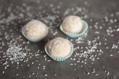 Hindistan cevizi pul şekerler