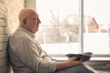 Tuğla duvar yanında otururken için sadaka isteyen şapka ile komuta sizde. Yoksulluk kavramı