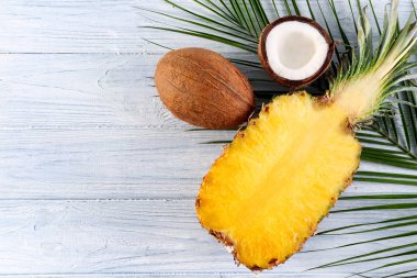 Ananas ve hindistancevizi masada